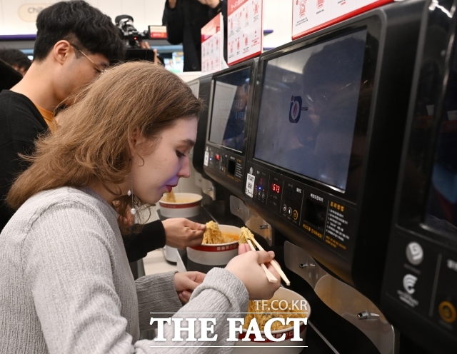 한국사립대학총장협의회가 발간한 2023-2024 대학교육 통계 자료집에 따르면 국내 4년제 대학 외국인 유학생의 10명 중 4명이 서울 소재 대학에 다니는 것으로 나타났다. 사진은 외국인 유학생들이 편의점에서 끓인 라면을 먹고 있는 모습. /이새롬 기자