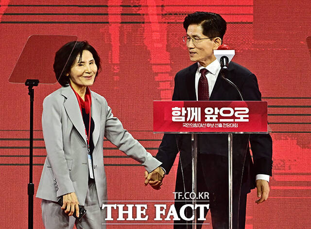 김문수 국민의힘 대선 후보가 지난 3일 경기도 고양시 킨텍스 제1전시장에서 열린 제21대 대통령 선거 후보 선출을 위한 전당대회에 참석해 수락연설 전 아내 설난영 여사와 함께 인사하는 모습. /배정한 기자