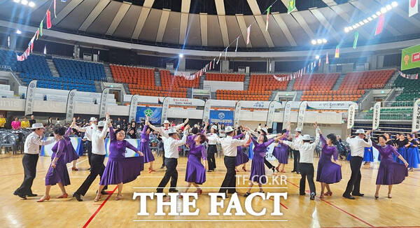 대덕구노인종합복지관 회덕멋쟁이 댄스스포츠팀이 14일 진행된 2025년 대전어르신생활체육대회 댄스스포츠 부분에서 작년에 이어 대상을 수상 했다. /대덕구노인종합복지관