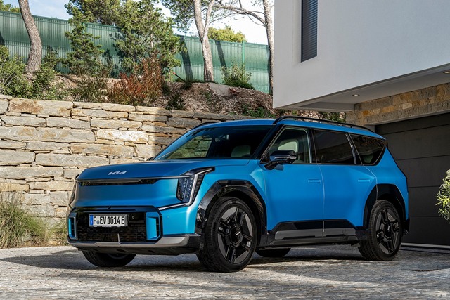 기아는 전기 대형 스포츠유틸리티차(SUV) EV9이 독일 자동차 전문지 아우토 빌트(Auto Bild)의 전동화 대형 SUV 비교 평가에서 볼보 EX90을 제치고 우수한 평가를 받았다고 14일 밝혔다. /기아