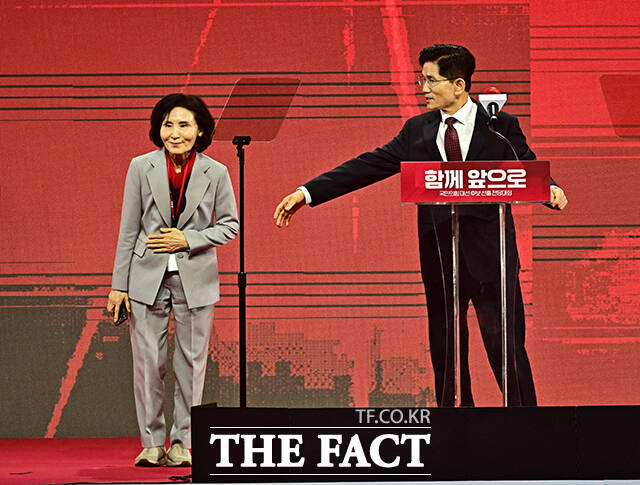 김문수 후보와 설난영 씨는 1981년 9월 26일 서울 관악구 봉천동의 한 교회에서 결혼했다. /배정한기자