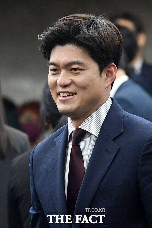 김용태 국민의힘 공동선거대책위원장이 14일 서울 동작구 보라매공원을 찾아 산업재해 희생자 위령탑에 참배했다. /남용희 기자