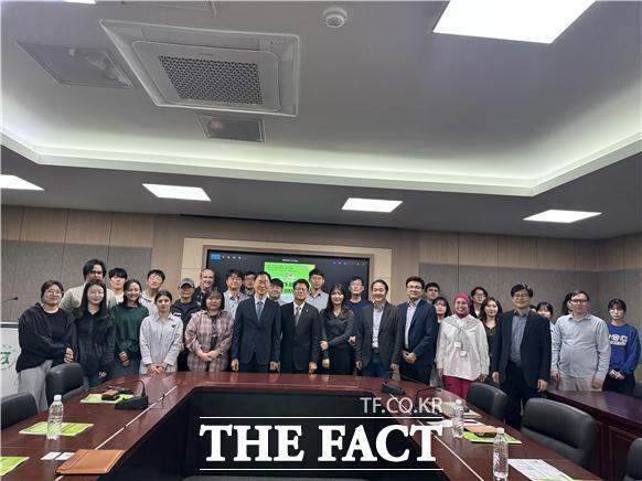 전남대학교 지역개발연구소가 기후 변화가 광주시 경제에 미치는 영향을 주제로 세미나를 진행하고 있다. /전남대학교