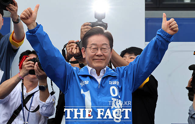 지지자들에게 인사하는 이재명 후보.