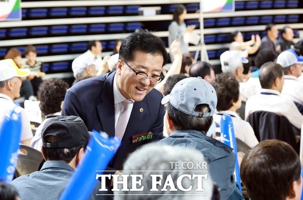 조원휘 대전시의회 의장이 14일 충무체육관에서 개최된 2025 어르신 생활체육대회 개회식에 참석해 어르신들과 인사를 나누고 있다./대전시의회