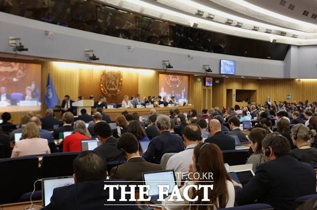 GS칼텍스가 민관협력을 통해 바이오연료 30%가 함유된 B30 선박유의 일반 급유선 운송이 가능하도록 규제 개선을 이끌어냈다. 지난달 열린 제83차 해양환경보호위원회(MEPC) 회의 개최 모습. /GS칼텍스