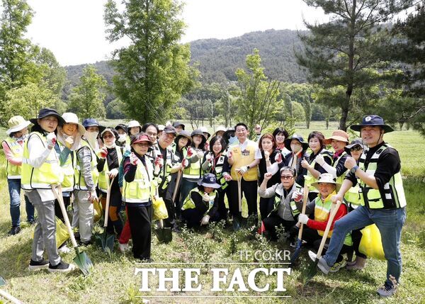 대전서구자원봉사센터는 13일 서구 도안동 2355번지 갑천변 일원에서 350여 명의 자원봉사자들이 참여해 LH와 함께하는 탄소상쇄 숲 조성 희망나무 심기 행사를 개최했다. /대전 서구