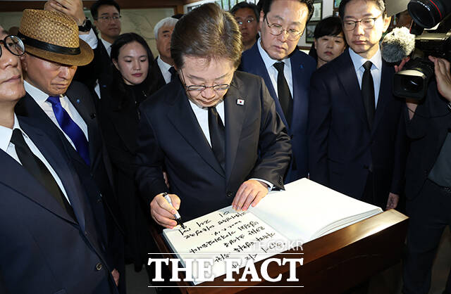 방명록 작성하는 이재명 후보.