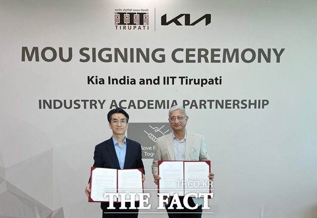 9일(현지시간) IIT 티루파티 캠퍼스에서 열린 산학협력 MOU 체결식에서 이광구 기아 인도권역본부장(왼쪽)과 사티아나라야나 IIT 티루파티 총장이 기념 촬영을 하고 있다. /기아