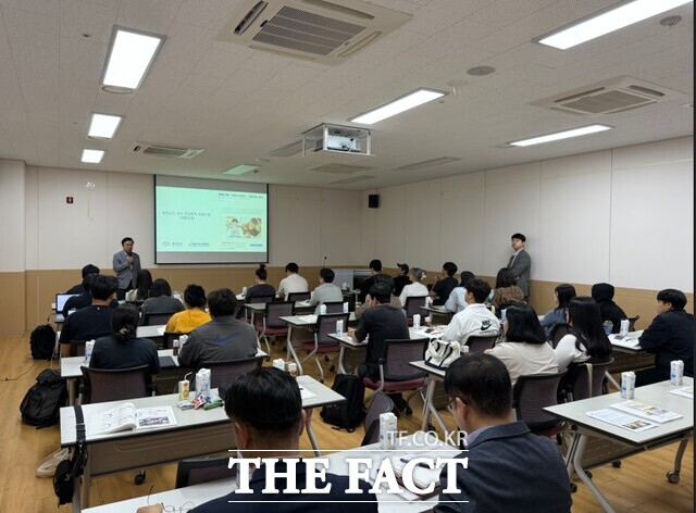 13일 공주 아트센터고마에서 청년 예비창업자 및 초기창업자를 대상으로 동네창업학교 교육이 진행되고 있다. /충남신보