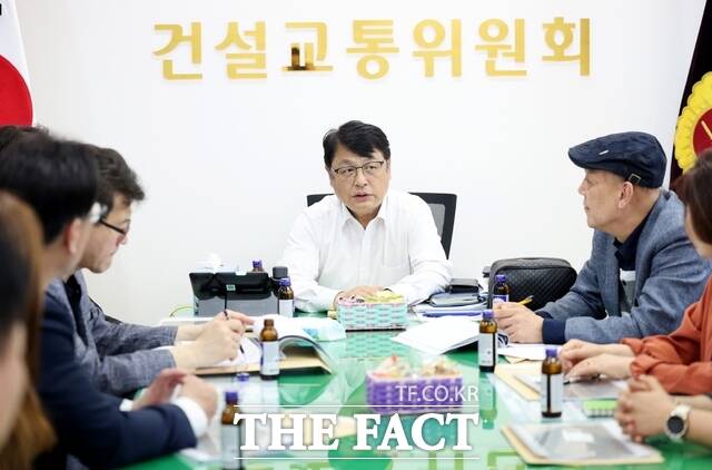 인천시의회 건설교통위원회가 14일 시의회 별관 5층 회의실에서 원도심 정비사업, 소통으로 해법 찾는다는 주제로 정책간담회를 개최했다. /인천시의회