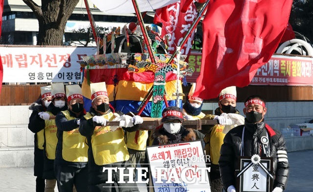 인천시 옹진군 영흥면 쓰레기 매립장 건설 반대 투쟁위원회와 주민들이 2020년 12월 4일 인천시 남동구 인천시청앞 바닥분수광장에서 쓰레기 매립장 건설 반대 주민 총 투쟁 집회를 갖고 있다./뉴시스