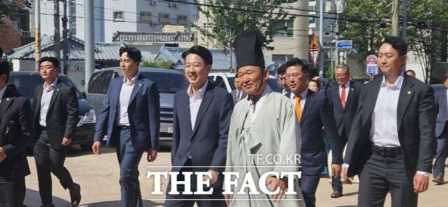 이준석 개혁신당 대선 후보가 더불어민주당의 조희대 특검법 추진을 두고 사법부에 다소간의 불만이 있더라도 입법권, 행정권으로 찍어누르는 순간 삼권분립이 훼손된다고 지적했다. 이 후보가 14일 오전 부산시유림회관에서 성균관유도회 인사들을 만나 이동하고 있다. /부산=서다빈 기자