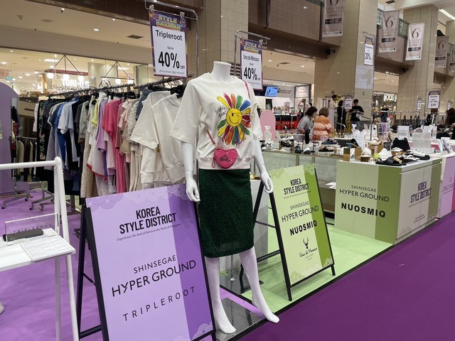 신세계백화점은 패션 수출 지원 플랫폼 신세계 하이퍼그라운드, 현대백화점은 더현대 글로벌을 통해 해외 시장을 공략해 나가고 있다. 사진은 신세계 하이퍼그라운드 싱가포르 팝업스토어 모습. /신세계