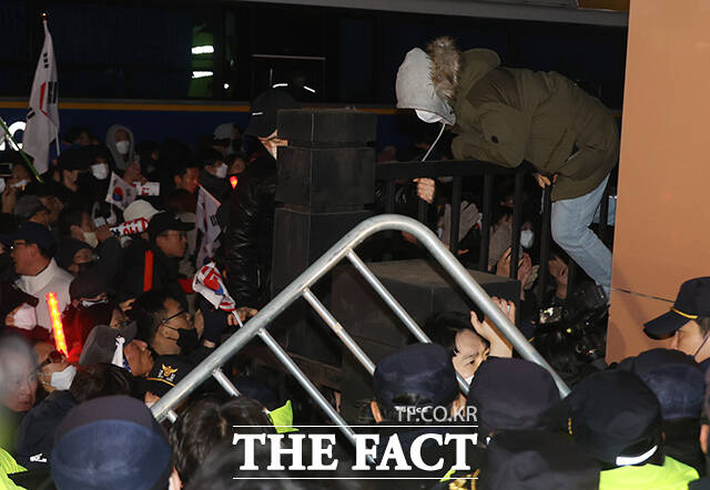 서울서부지법 형사6단독 김진성 판사는 14일 오전 특수건조물침입, 특수공용물건손상 등 혐의를 받는 김모 씨에게 징역 1년6개월, 소모 씨에게 징역 1년을 선고했다. /임영무 기자