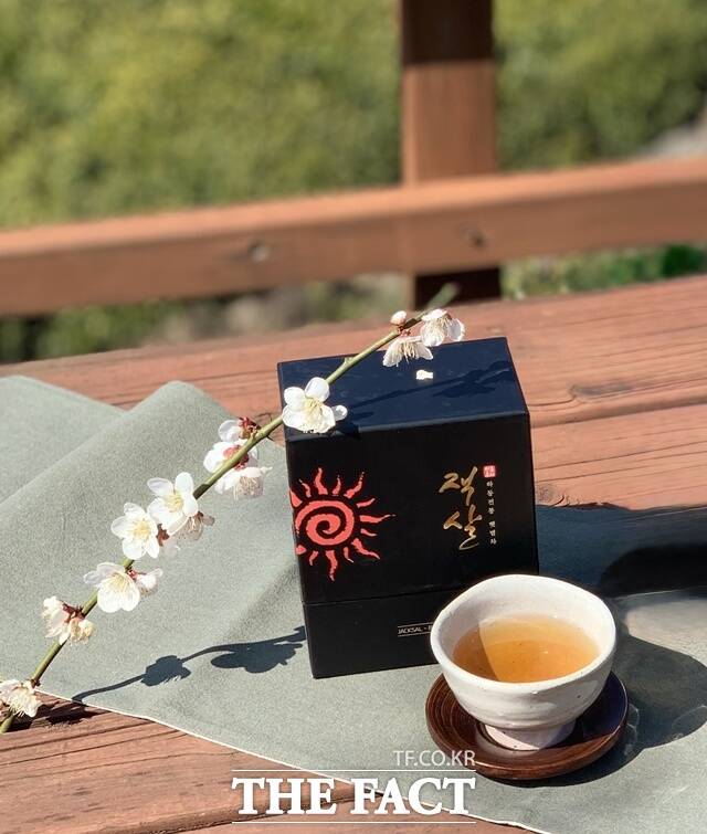 야생차로 만든 홍차 잭살. /하동군