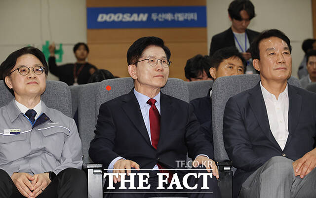 김문수 국민의힘 대선 후보(가운데)가 14일 오후 경남 창원시 두산에너빌리티를 방문해 관계자로부터 현황보고를 받고 있다. /뉴시스