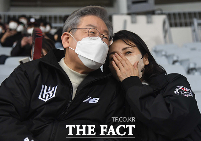 2021년 11월 당시 이재명 민주당 대선 후보와 부인 김혜경 여사가 서울 고척돔에서 열린 프로야구 한국시리즈 4차전을 관람하며 귓속말을 주고받는 모습. 조용한 내조 행보를 이어가는 김 여사는 지난 대선 때와 정반대의 모습을 보인다. /국회사진취재단