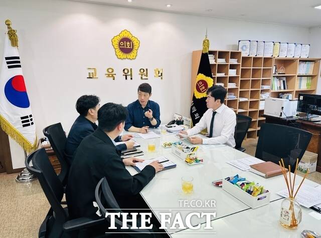 인천시의회 교육위원회 이용창 위원장(가운데)이 14일 SNS 학교폭력 영상 확산 관련 긴급 간담회를 주재하고 있다./인천시의회