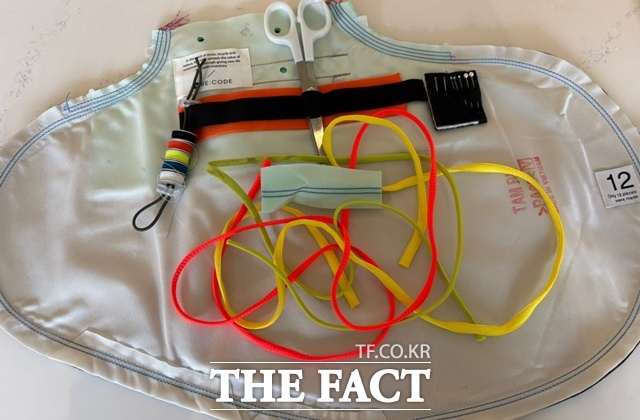 전시회에서는 에어백과 운동화끈을 활용해 나만의 키링을 만드는 리테이블 DIY 워크숍에 참여할 수 있다. /문화영 기자