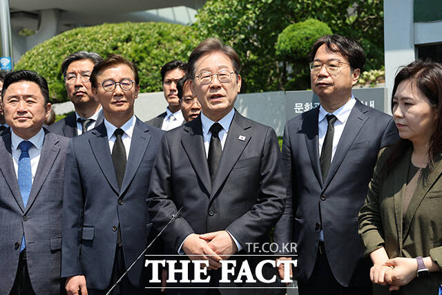 유엔기념공원 참배를 마친 후 기자들의 질문에 답하는 이재명 후보.