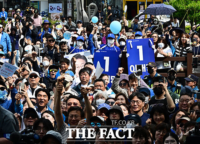 북극항로 개발이라는 장기적 비전도 제시했다. 이 후보는 북극항로가 열리고 있다. 지구 온난화로 배가 항행할 수 있는 시간이 계속 늘고 있다며 2030년대가 되면 아주 활성화될 것이다. 미리 준비해야 한다고 말했다. /배정한 기자