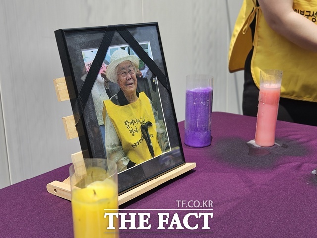 이날 수요시위는 이 할머니에게 헌화하는 시간으로 마무리됐다. 현장에 설치된 추모 공간에는 이 할머니가 생전 수요시위에 참가해 활짝 웃고 있는 영정사진과 양초가 놓여 있었다. /이다빈 기자