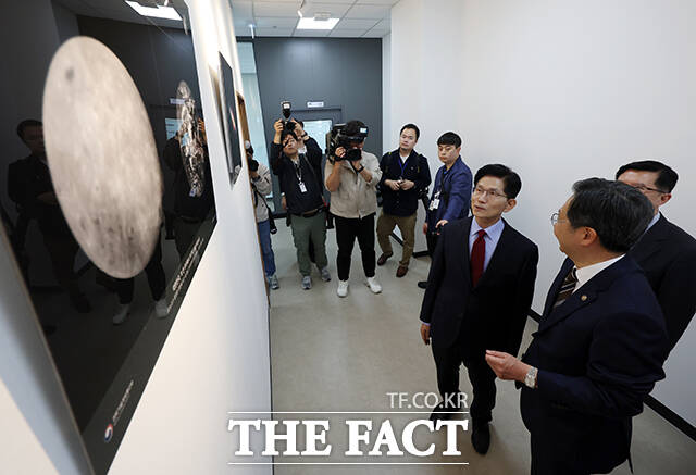 김문수 국민의힘 대선 후보가 14일 오전 경남 사천 우주항공청을 방문해 윤영빈 청장으로부터 달 사진에 대한 설명을 듣고 있다. /사천=뉴시스