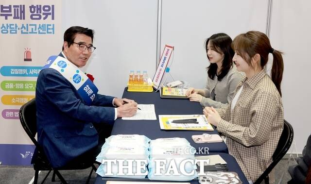 김동일 보령시장이 13일 대천체육관에서 운영한 찾아가는 부패 행위 상담·신고센터에서 컨설팅을 진행하고 있다. /보령시