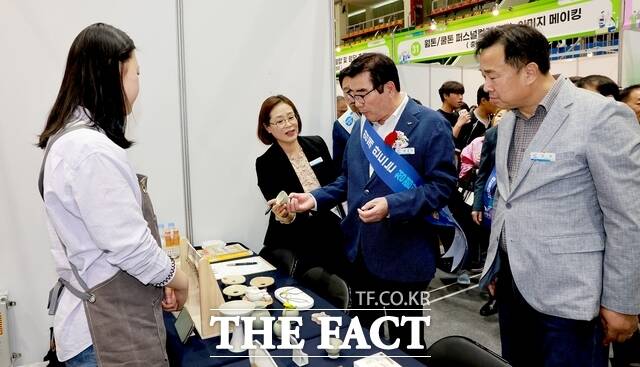 김동일 보령시장이 2025 보령시 취·창업박람회를 찾아 행사 부스를 체험하고 있다. /보령시