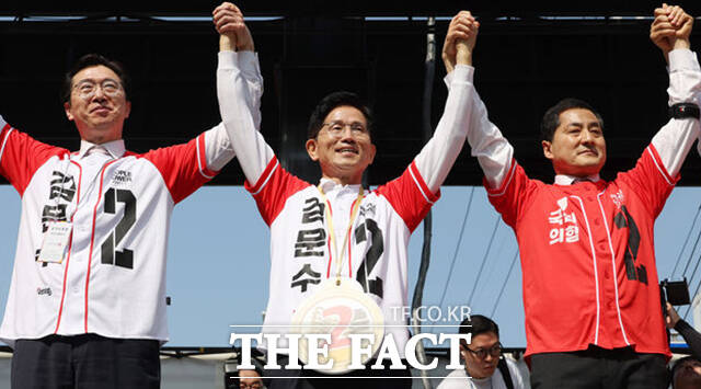 김문수 국민의힘 대선 후보(가운데)가 14일 오전 경남 진주 광미사거리에서 지지를 호소하고 있다. /진주=뉴시스