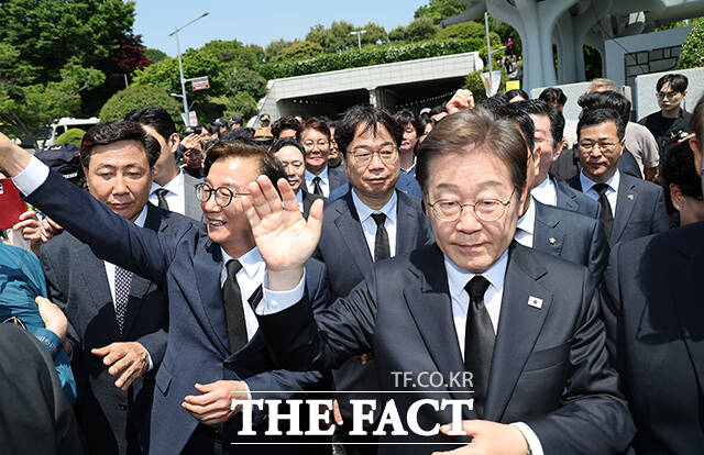 참배 마친 뒤 시민들과 인사하는 이재명 후보.