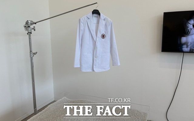 래코드는 지난해부터 고려대학교의료원에서 버려지는 의료복을 가져와 분해하는 과정을 거치고 있다. /문화영 기자