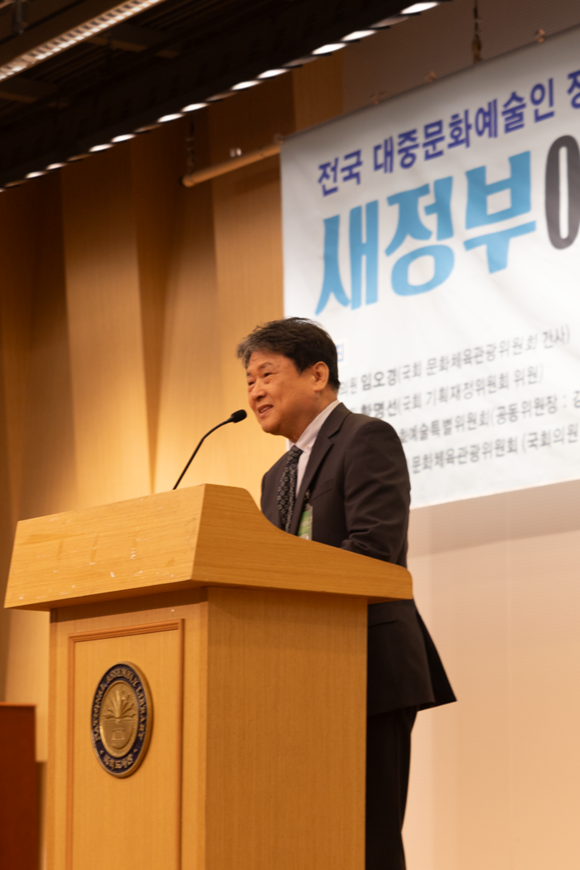 최경식 한국음반산업협회 회장이 방송사의 커버음악 제작 관행으로 인한 원제작자의 피해를 지적하며 제도적 개선을 강력히 촉구했다. 사진은 지난 13일 국회도서관 대강당에서 열린 전국 대중문화예술인 정책토론회 새정부에 대중문화예술인이 바란다에서 발언하는 최경식 회장. /한국음반산업협회