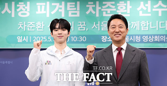 오세훈 서울시장(오른쪽)과 피셔스케이팅 선수 차준환이 14일 오전 서울시청에서 열린 시울시청 피겨팀 차준환 선수 입단식에 참석해 기념촬영을 하고 있다. /남용희 기자