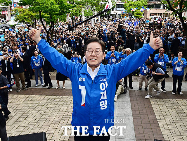 이재명 더불어민주당 대선후보가 14일 오후 경남 창원시 성산구 상남분수광장에서 열린 집중유세에 참석해 시민들에게 인사를 하고 있다. /창원=배정한 기자