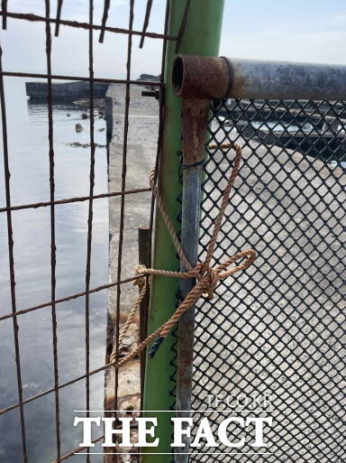 철조망과 시건 장치로 철저히 통제 중인 포항시 구룡포읍 석병리 국토 동쪽 땅끝 표지석 바위섬 입구. /박진홍 기자