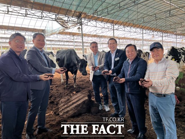 이오수 경기도의회 의원이 14일 피트모스를 활용한 축산 환경 실증시험 점검 현장에서 관계자들과 기념 촬영을 하고 있다. /경기도의회