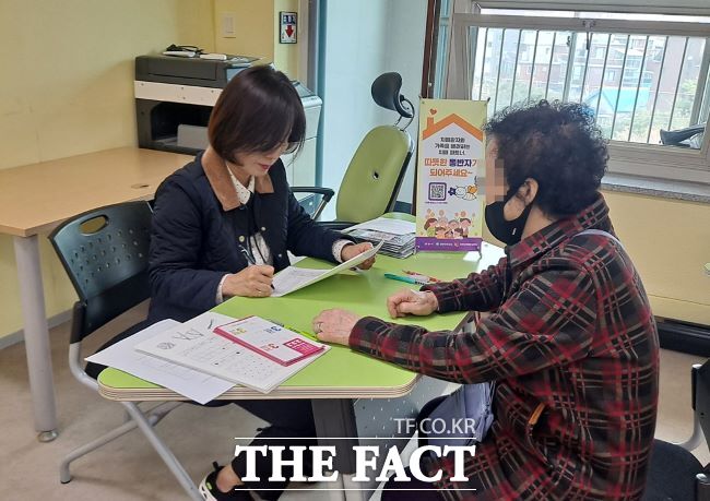 올해 3월 안양동의 한 복지관에서 진행된 찾아가는 치매 조기검진 모습 /안양시