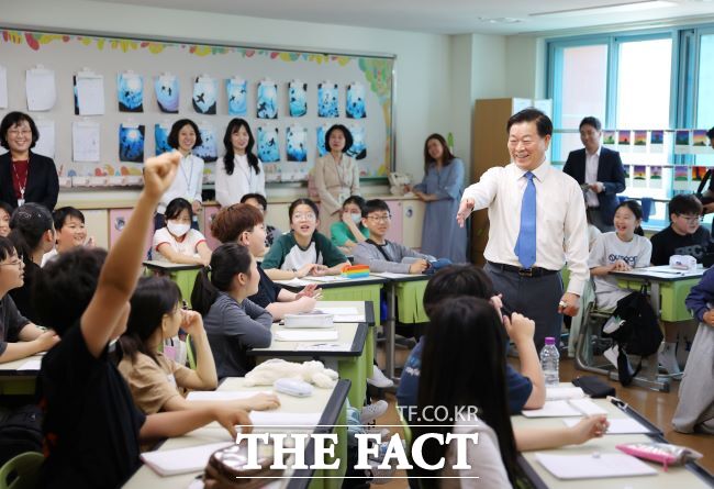 박승원 광명시장이 14일 광명광덕초등학교에서 진로 특강을 하고 있다./광명시