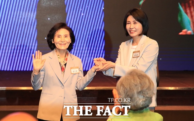 이재명 더불어민주당 대선 후보의 배우자 김혜경(오른쪽) 여사와 김문수 국민의힘 대선 후보의 배우자 설난영 여사에 대한 관심이 쏠리고 있다. 두 후보의 배우자들은 결이 다른 삶을 살아왔다. /뉴시스.