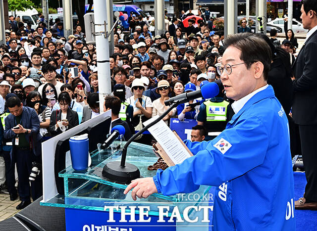 창원 상남분수광장에서 연설하는 이재명 후보.