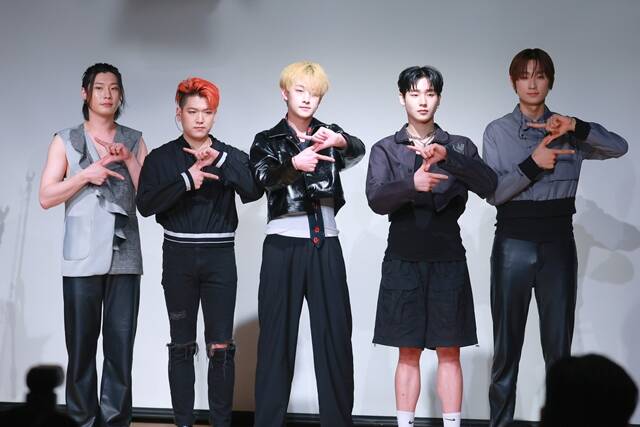 밴드 2Z의 주논 뉴본 호진 범준 정현(왼쪽부터)이 14일 오후 4시 서울 금천구 문화정원아트홀에서 다섯 번째 싱글 앨범 CrossRoad 발매 기념 쇼케이스를 개최했다. /GOGO2020