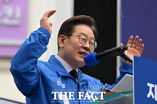 경남 창원을 찾은 이재명 더불어민주당 대통령 후보는 왼쪽 날개도 있고, 오른쪽 날개도 있어야 난다며 민주당 없애겠다, 이재명 없애겠다 이러면 정치가 되겠는가라고 강조했다. /배정한 기자