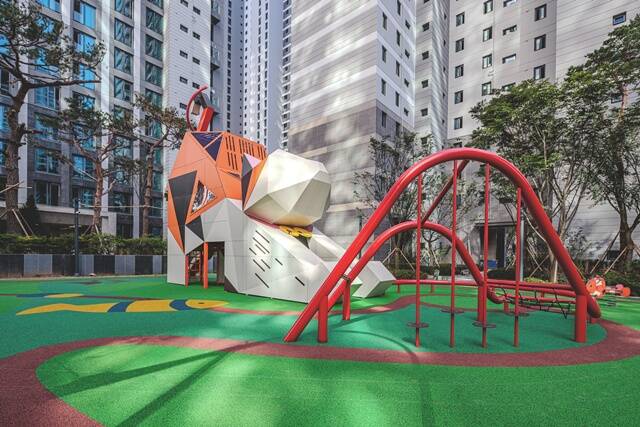 현대건설이 열저감 신소재 기술을 올해 준공하는 아파트 야외 놀이시설부터 순차적으로 적용한다. 사진은 해당 기술이 적용된 올림픽파크포레온 놀이터다. /현대건설