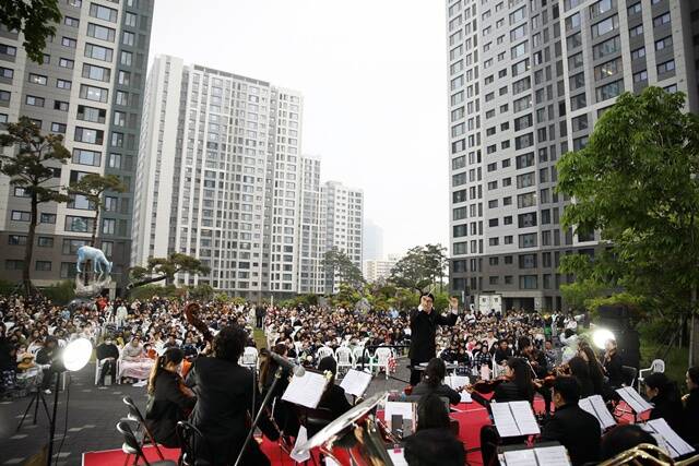 대우건설이 지난 10일 경기 수원 영흥숲 푸르지오 파크비엔, 11일 충남 서산 푸르지오 더 센트럴에서 푸르지오 가든 음악회를 열었다. /대우건설