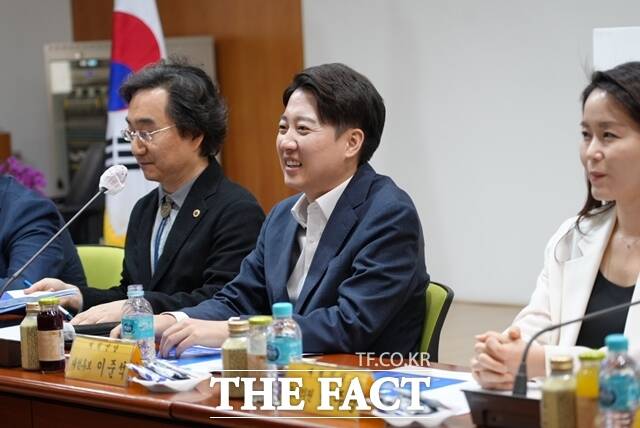 이준석 개혁신당 대선 후보가 권역외상센터를 광역단위로 통폐합하고, 소송 리스크를 줄이는 광역거점외상센터 국가완전책임제를 공약으로 내놨다. 이 후보가 13일 오후 대구시 의사회관에서 열린 의료인 간담회에 참석해 의견을 나누고 있다. /개혁신당