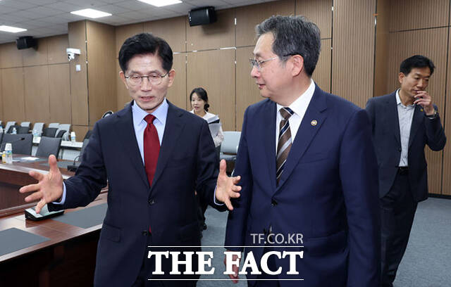 김문수 국민의힘 대선 후보가 14일 경남 유세 현장을 찾아 대통령이 되면 과학·기술 대통령이 되겠다고 목소리를 높였다. 사진은 김 후보가 14일 경남 사천 우주항공청을 방문, 간담회 후 윤영빈 청장과 대화하며 회의실을 나서고 있는 모습. /뉴시스