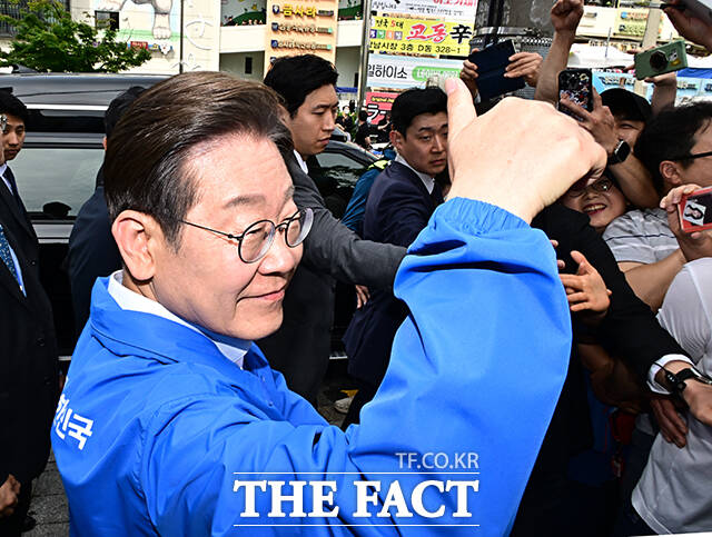 이 후보는 특히 선거 낙관론을 경계하는 메시지를 거듭 강조했다. 세 표가 부족하다 이렇게 생각하고 꼭 세 표씩 (독려를) 해주시길 바란다며 무슨 많이 이기니 그런 소리 절대 하지마라. 반드시 한 표라도 이겨야 되는 절박한 선거라고 경계했다. /배정한 기자