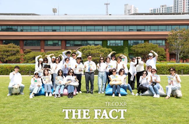 박승원 시장(가운데)이 14일 시청 잔디광장에서 직원들과 소통의 시간을 갖고 있다./광명시